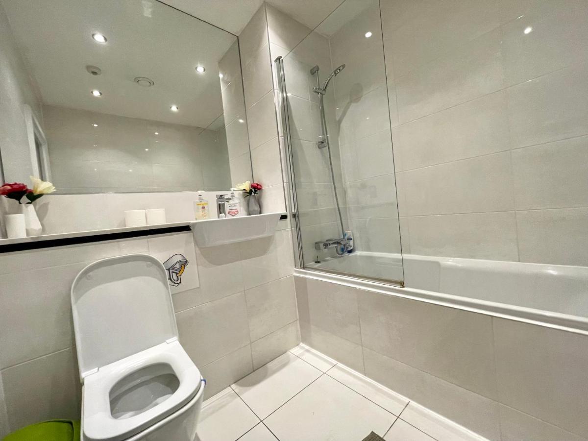 London Stratford Luxury House, 5 Minutes Walk Station, Westfield, 3 Bedrooms 3 Bathrooms, Reception, Garden, Parking Екстериор снимка