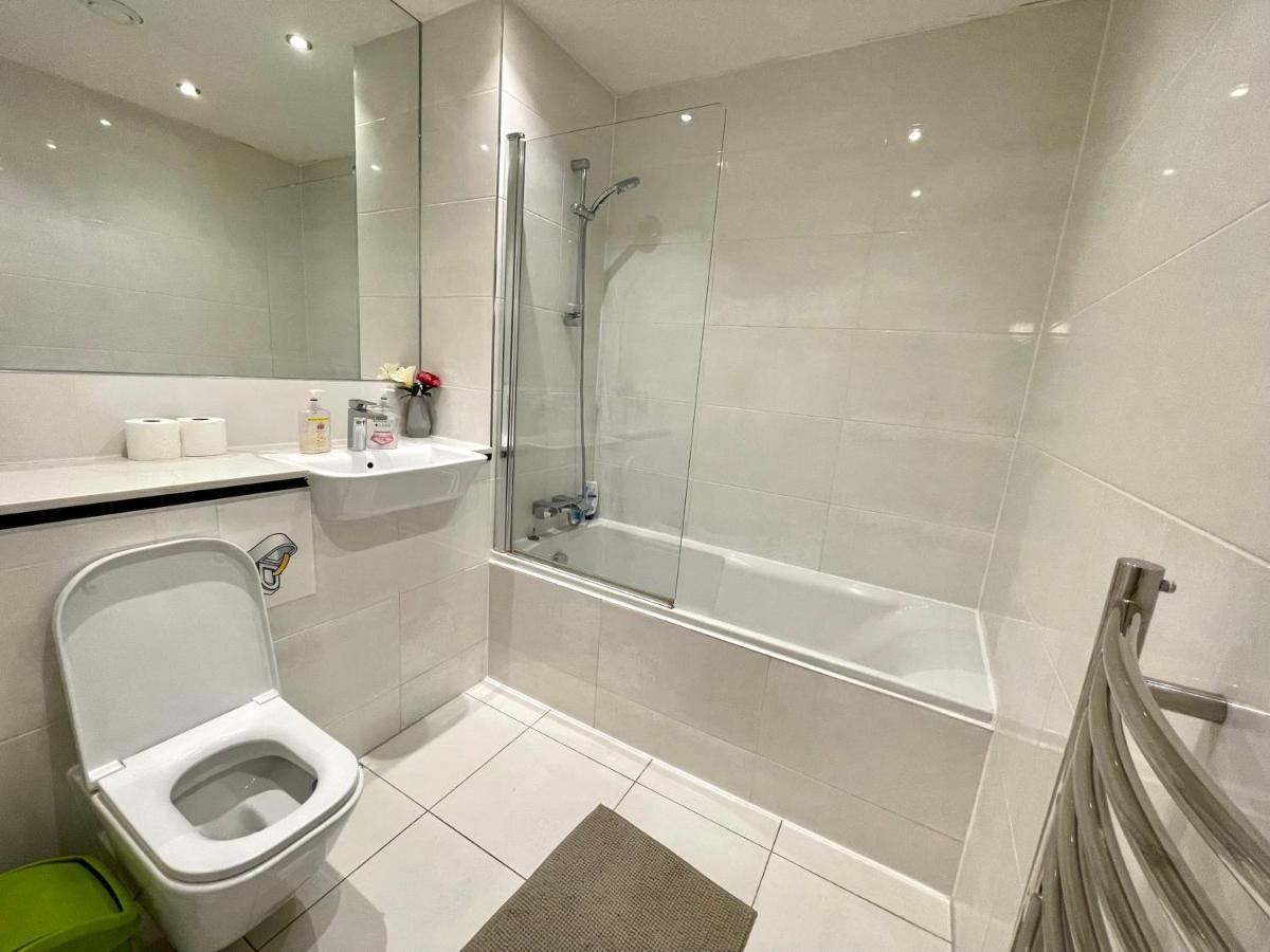 London Stratford Luxury House, 5 Minutes Walk Station, Westfield, 3 Bedrooms 3 Bathrooms, Reception, Garden, Parking Екстериор снимка